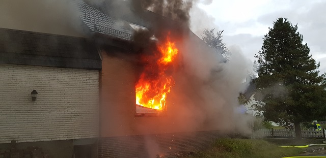 Zimmerbrand mit Menschenleben in Gefahr!